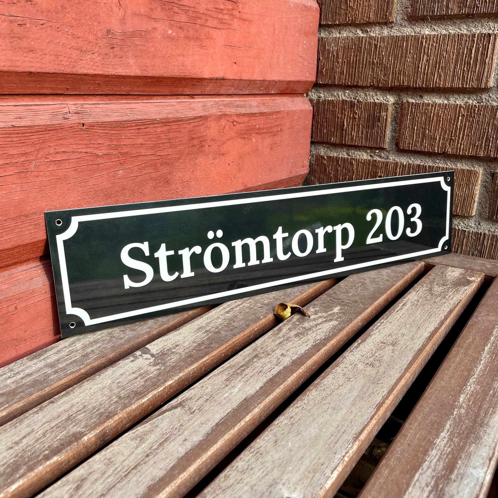 Husskylt - Svart/Vit - 500x110mm - Gammaldag stil