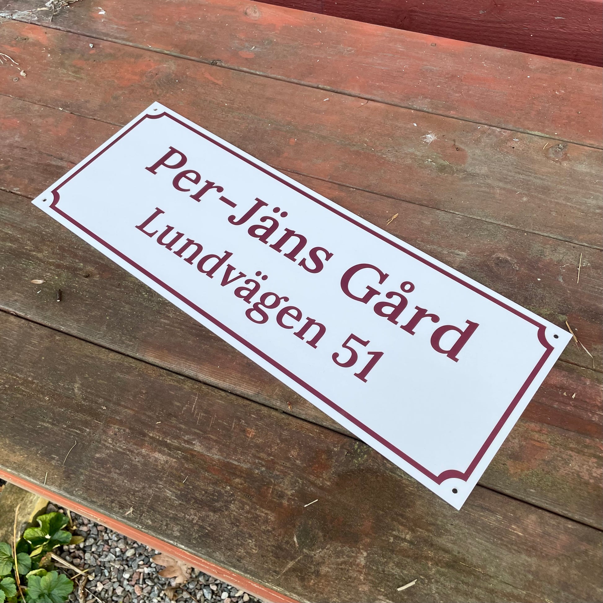 Husskylt - VitVinröd - 500x180mm - Gammaldags stil