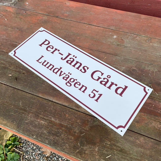 Husskylt - VitVinröd - 500x180mm - Gammaldags stil